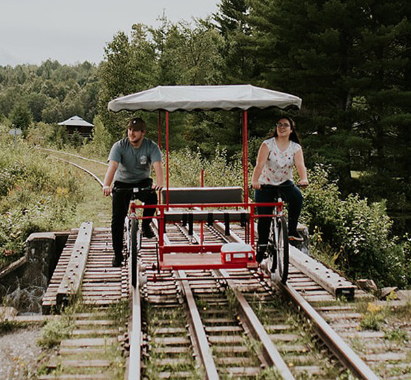 Photo d'un vélorail sur un chemin de fer